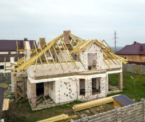 Budowa domu. Nie ma jeszcze okien, drzwi ani dachu