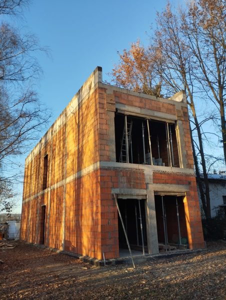 budynek usługowo-biurowy w budowie w Suchym lesie, o powierzchni 250m²