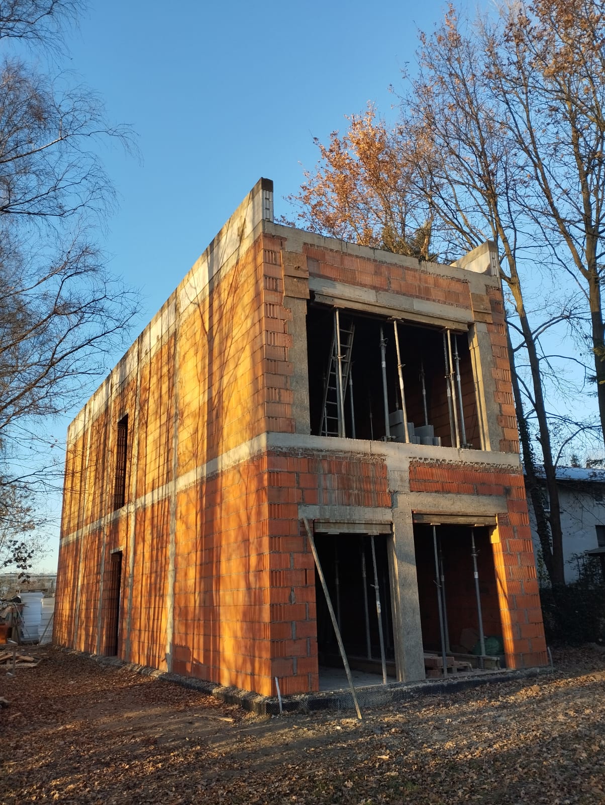 budynek usługowo-biurowy w budowie w Suchym lesie, o powierzchni 250m²